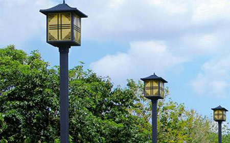 太阳能阿合奇庭院灯怎么选亮度与续航更耐用